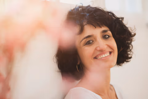 Silvia Lobera Serrano, terapeuta Gestalt a Barcelona, somrient a càmera